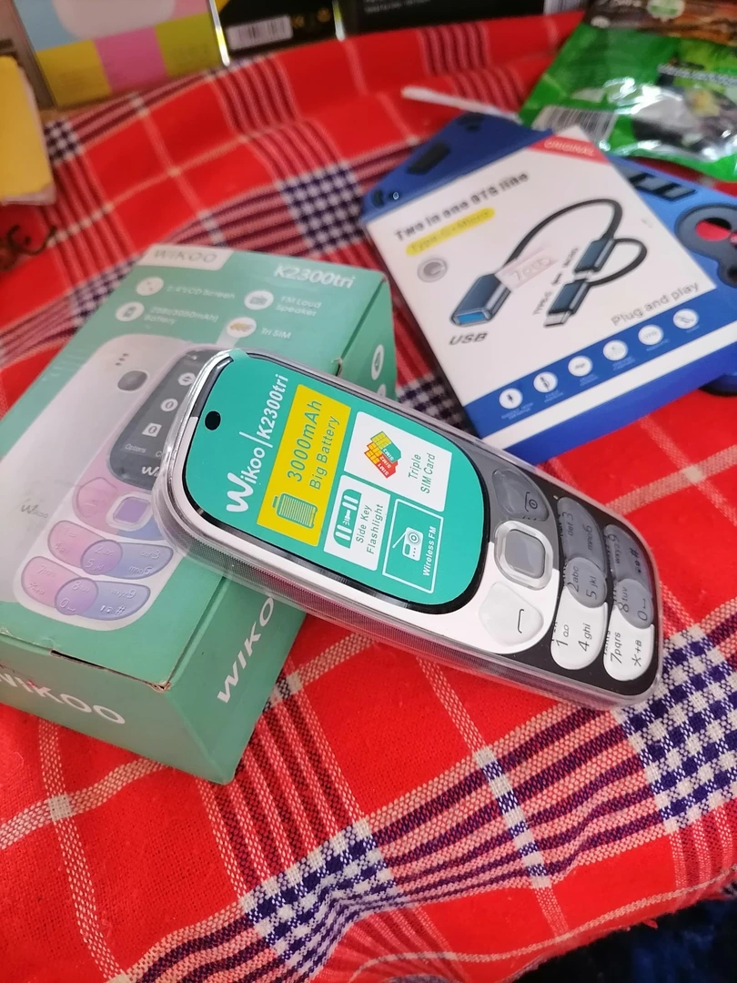 Push-button Phone (Wiko R2300rrl mobile phone)