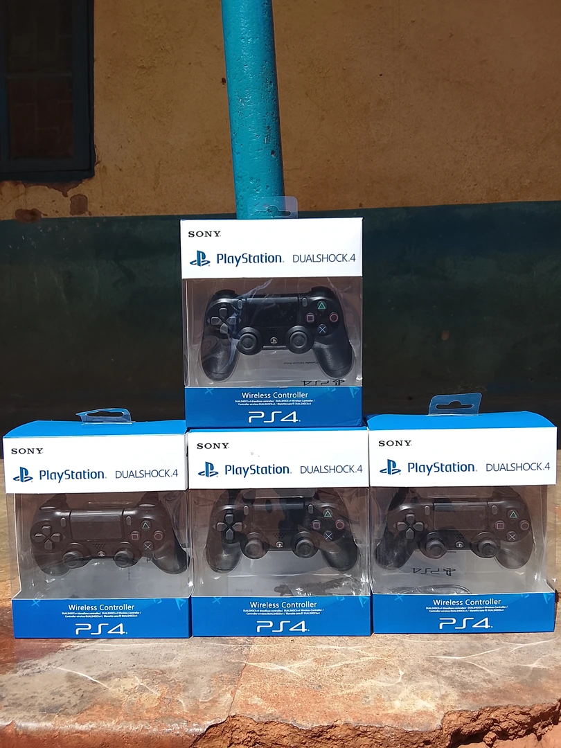 PS4 WIRELESS CONTROLLERS