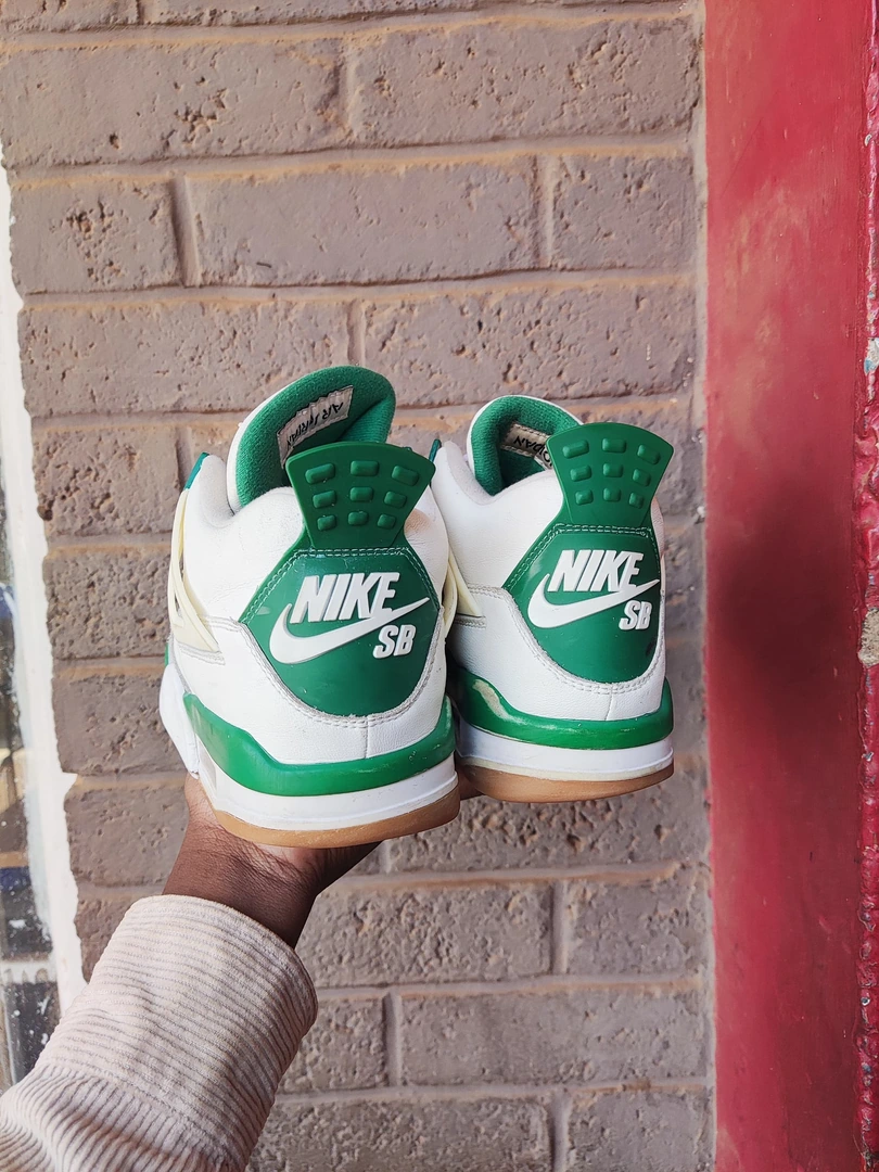 Jordan 4 SB pine green(size 7.5/8)