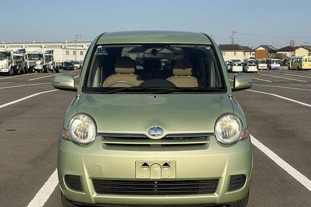 Toyota Sienta 2013
